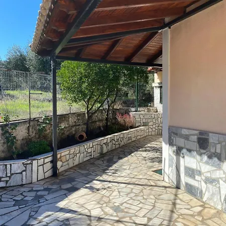Апартаменты Traditional House Pouglia Loutses